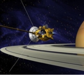 土星と探査機s.jpg